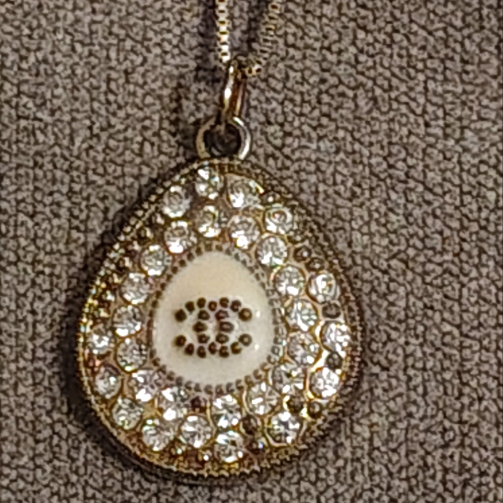 Chanel pendant